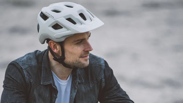 Helmpflicht für E-Bikes: Sicherheitsvorschriften und bewährte Praktiken für Mietfahrer